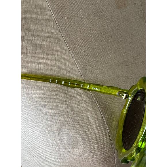 Vintage French Chartreuse Daisy Sunglasses 1980s - Picture 4 of 4